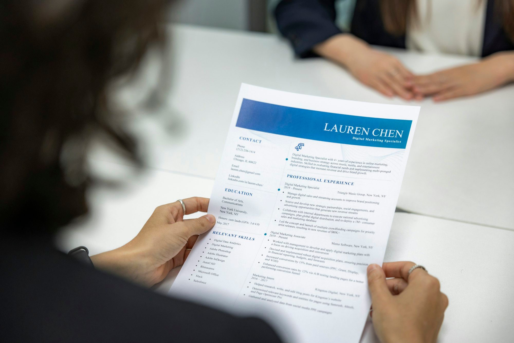 Recrutadora analisando um currículo